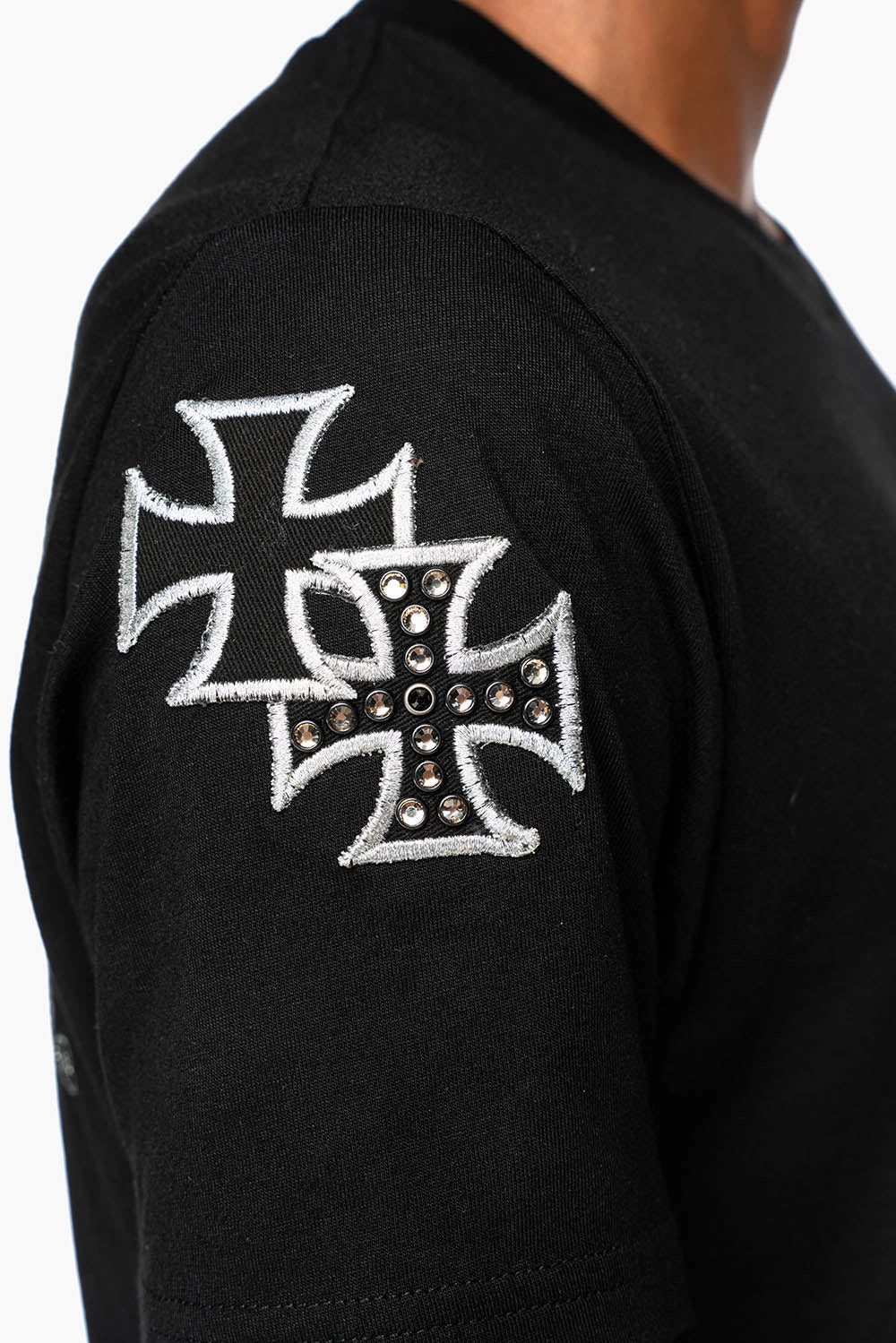 ROBIN??S LOGO WINGS TEE IN BLACK  EMBELLISHED WITH CROSS PATCHES AND CRYSTALS Roomy Comfort quick-drying