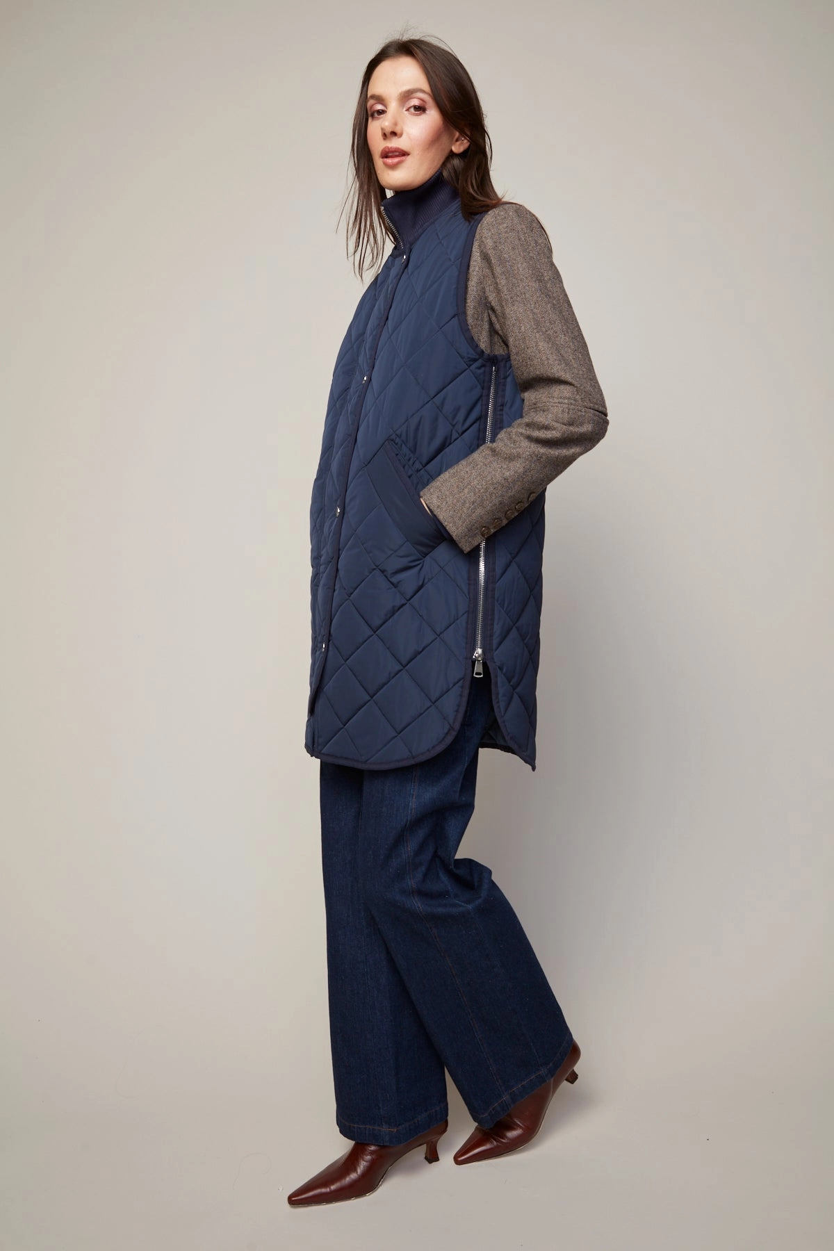 Destiny Sleeveless Quilted Vest With Zipper Detail - Navy Neutral Fit Design