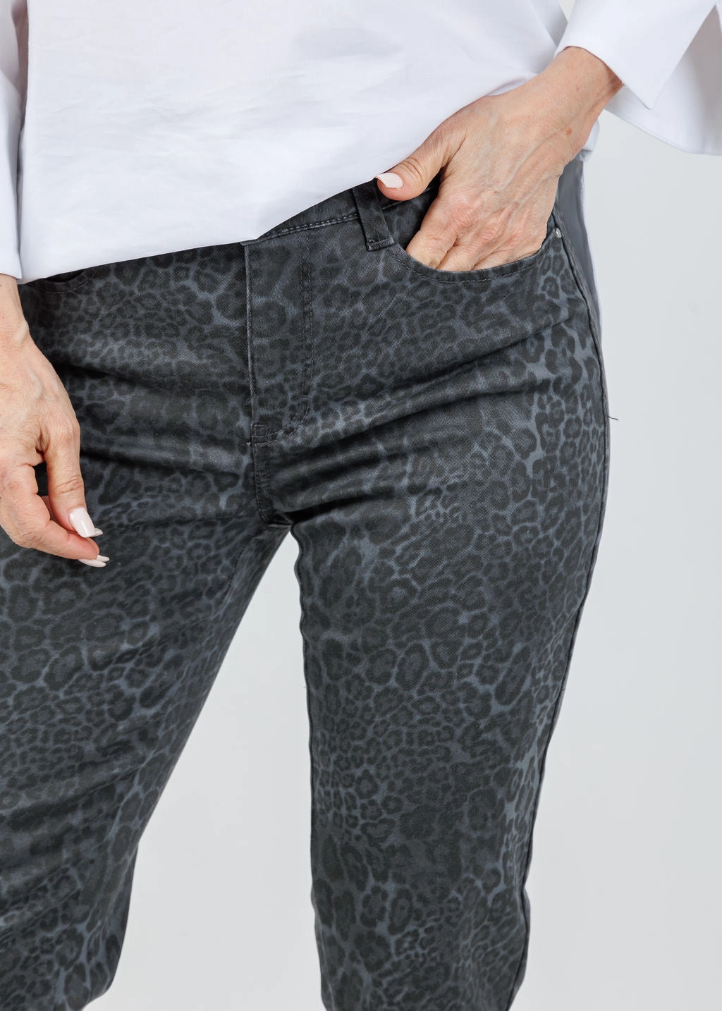 Dream Straight Jeans 32" - Light Grey Leopard No Wrinkle