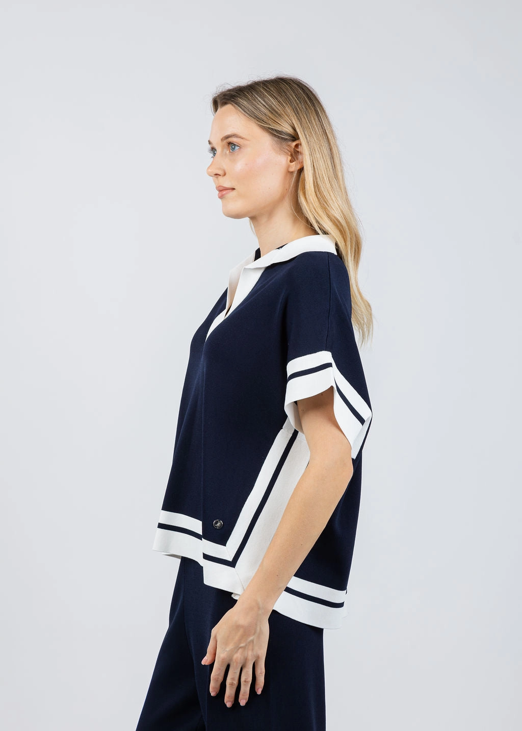 Light Stretch Wear Snuggly Knitwear Boxy Collared Sweater With Stripe Detail - Midnight Blue/Vanilla