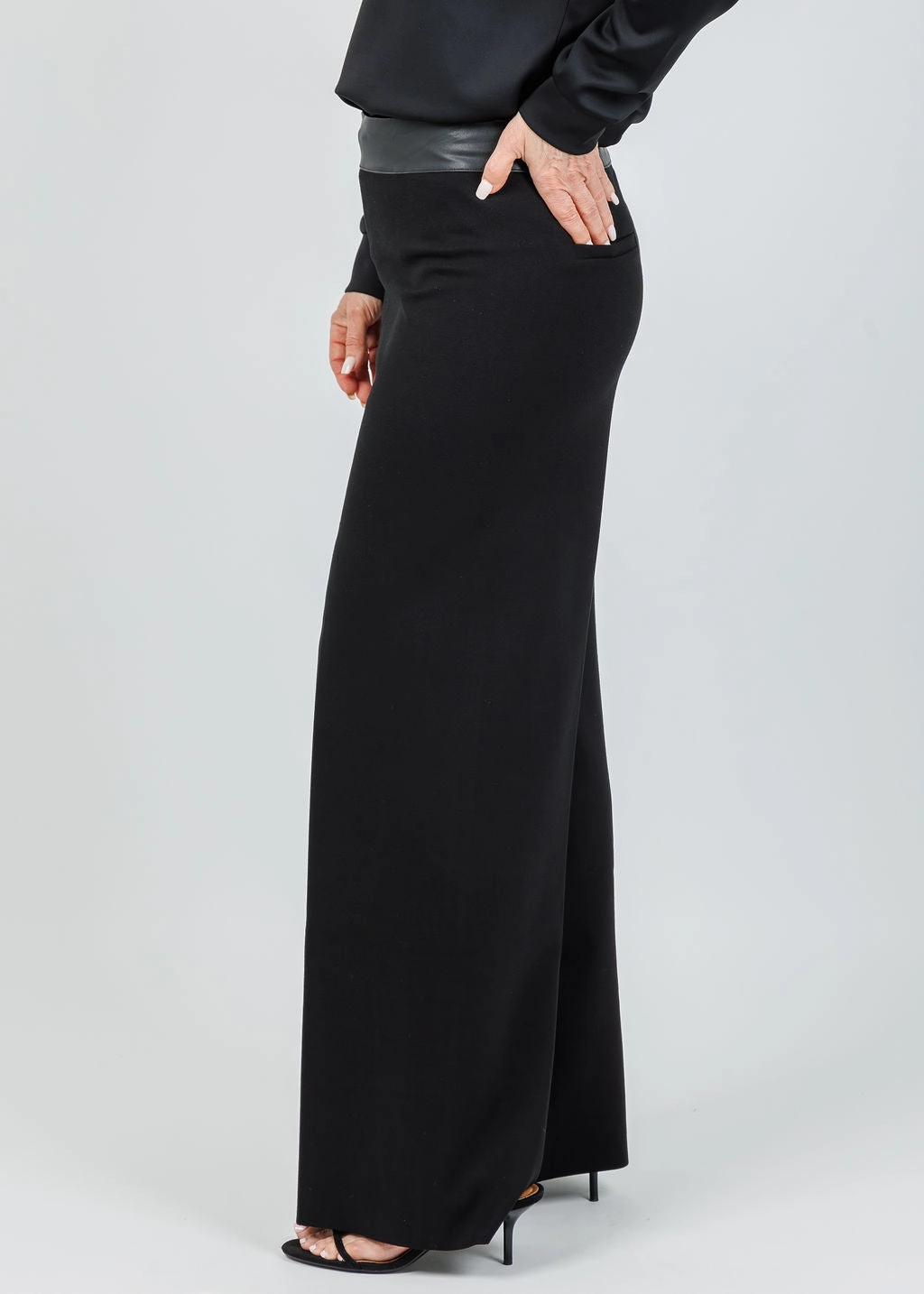 Denver Hi-Waist Wide Leg Pants - Black Body-Hugging Fit