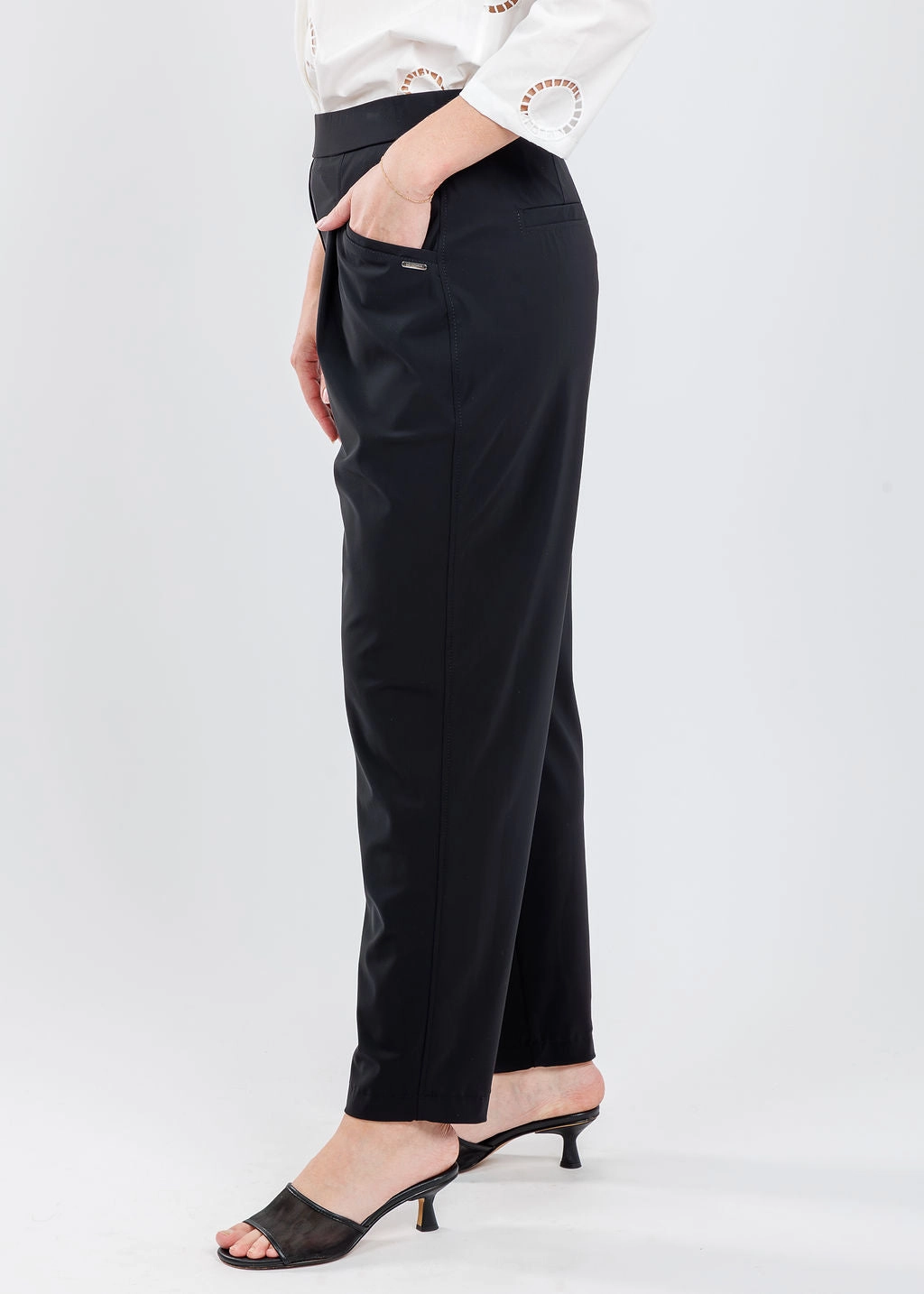Liliana 7/8 Pants with Pocket - Black Non Slip Waistband Curved Waistline