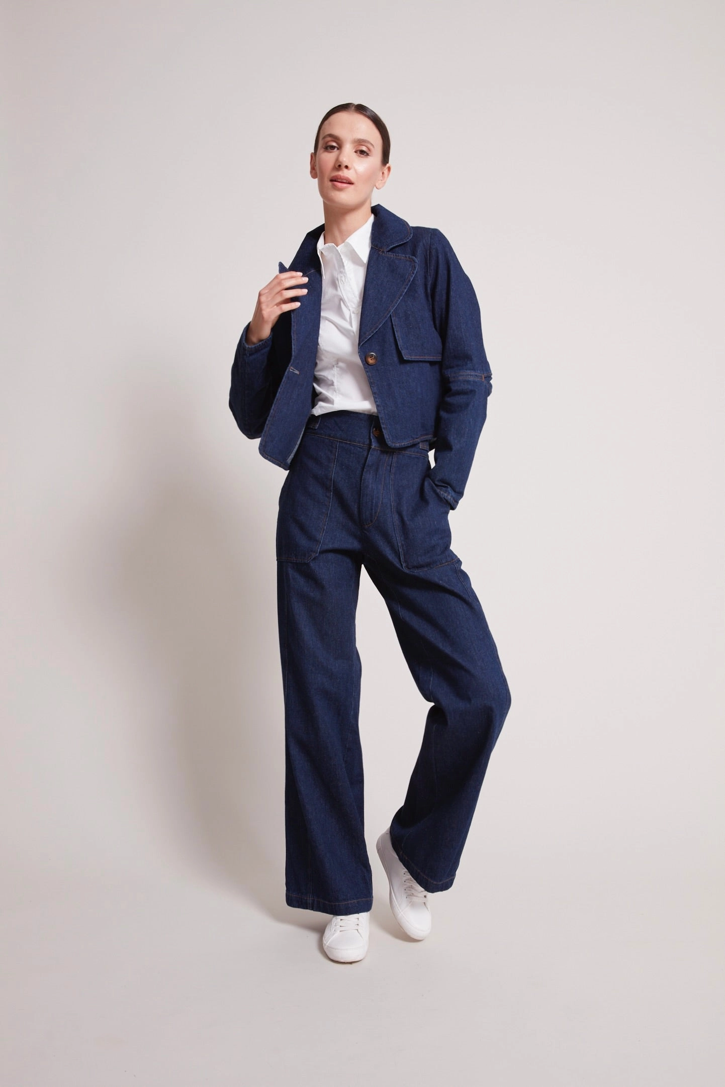 Flexible Insulation All Season Compatibility Ninon Short Denim Jacket With Button Closure - Dark Denim