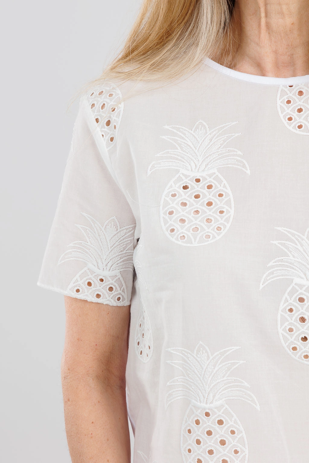 Trendy Design Pi?a Bordada Tee - White